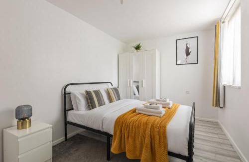 Coldharbour Apartment | Bright 1BR Flat by Brixton, with Parking and Balcony