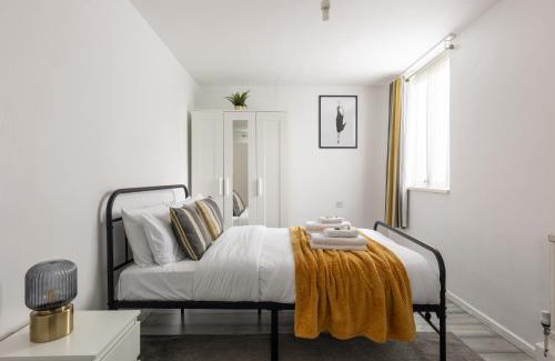 Coldharbour Apartment | Bright 1BR Flat by Brixton, with Parking and Balcony