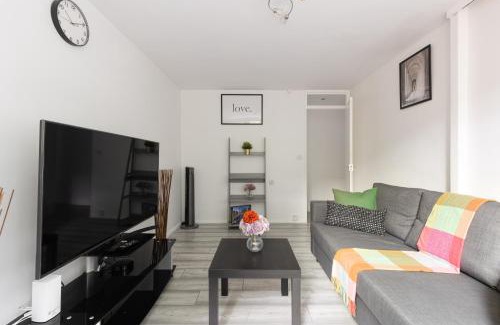 Coldharbour Apartment | Bright 1BR Flat by Brixton, with Parking and Balcony
