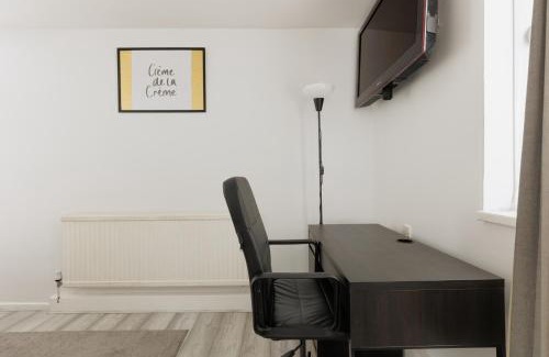 Coldharbour Apartment | Bright 1BR Flat by Brixton, with Parking and Balcony