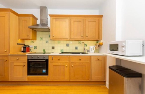 Canonbury Apartment | Bright 1BR Flat w/Patio in Islington, Angel