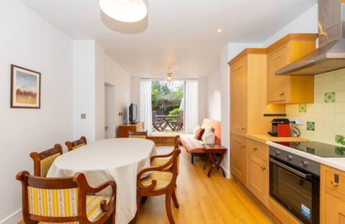Canonbury Apartment | Bright 1BR Flat w/Patio in Islington, Angel