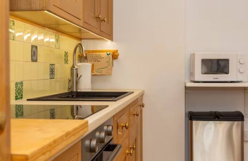 Canonbury Apartment | Bright 1BR Flat w/Patio in Islington, Angel
