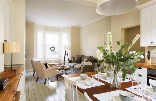 Fulham Apartment | Bright 1BR Modern Home & Terrace in West London