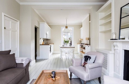 Fulham Apartment | Bright 1BR Modern Home & Terrace in West London