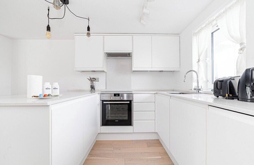 Belgravia Apartment | Bright 2-Bed, 2-Bath with Balcony