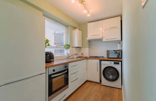 Fairfield Apartment | Bright 2-Bed Apartment| 1 min to East Croydon| Fast Links to London & Gatwick