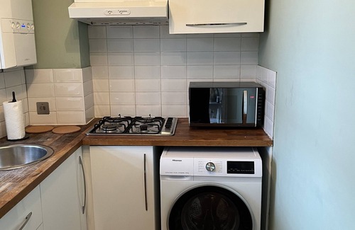 Fairfield Apartment | Bright 2-Bed Apartment| 1 min to East Croydon| Fast Links to London & Gatwick
