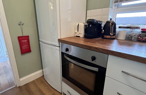 Fairfield Apartment | Bright 2-Bed Apartment| 1 min to East Croydon| Fast Links to London & Gatwick