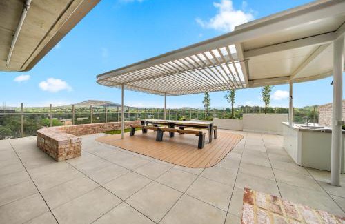 Phillip Apartment | Bright 2-Bed Apartment with Gym BBQ & Pool Access