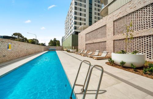 Phillip Apartment | Bright 2-Bed Apartment with Gym BBQ & Pool Access