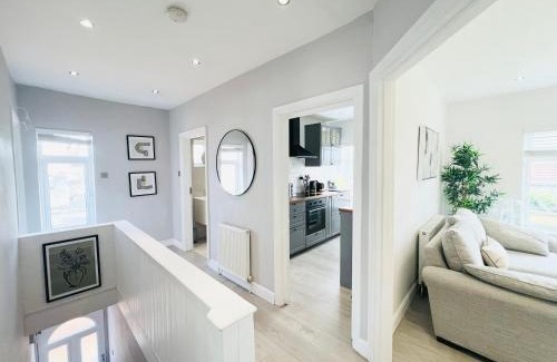 Enfield Lock Apartment | Bright 2-bed Flat - 1 Min To Enfield Lock Station!