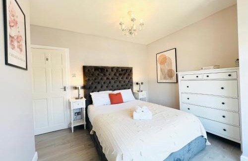 Enfield Lock Apartment | Bright 2-bed Flat - 1 Min To Enfield Lock Station!