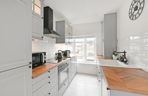 Enfield Lock Apartment | Bright 2-bed Flat - 1 Min To Enfield Lock Station!
