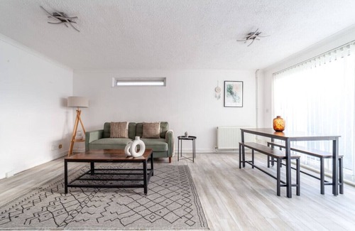 Wood Street Apartment | Bright 2 Bed Flat Walthamstow