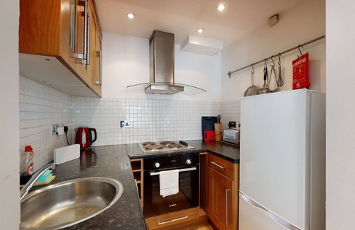 Fulham Apartment | Bright 2-Bed Garden Flat in West Kensington