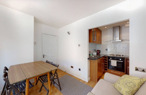 Fulham Apartment | Bright 2-Bed Garden Flat in West Kensington