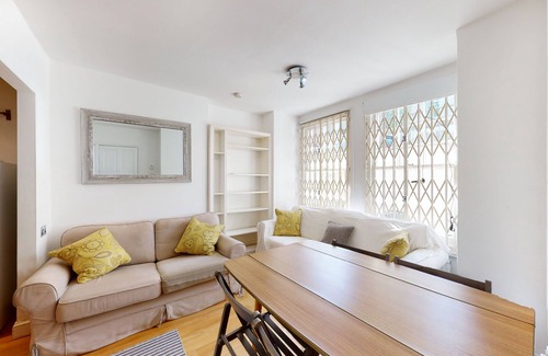 Fulham Apartment | Bright 2-Bed Garden Flat in West Kensington