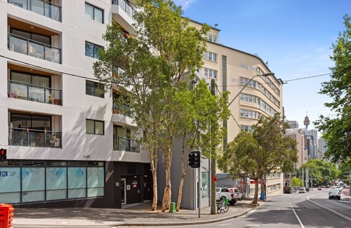 Surry Hills Apartment | Bright 2-Bed Surry Hills Apartment with Balcony