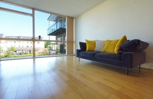 Dundrum Apartment | Bright 2 bedroom apartment with convenient transportation