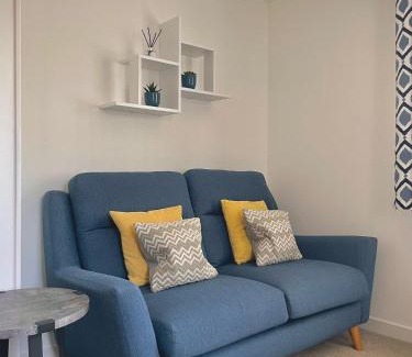 Montrose Apartment | Bright 2-bedroom apartment with parking in Montrose