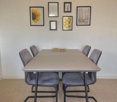 Montrose Apartment | Bright 2-bedroom apartment with parking in Montrose