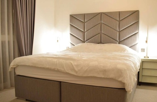 Park Royal Apartment | Bright 2 Bedroom Flat in Park Royal