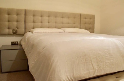 Park Royal Apartment | Bright 2 Bedroom Flat in Park Royal