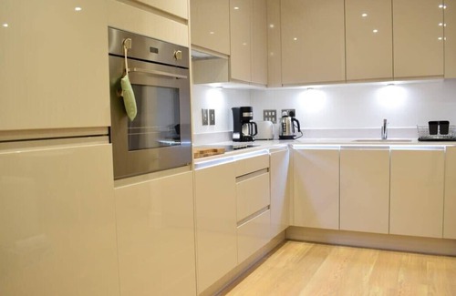 Park Royal Apartment | Bright 2 Bedroom Flat in Park Royal