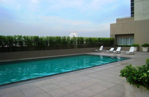 Bonifacio Global City Condo | Bright 2 Bedroom in BGC! Fast Wi-Fi & UHD TVn