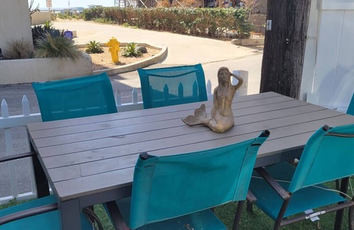 Marina Peninsula Apartment | Bright 2 Bedroom 1.5 bath 15 Seconds to the BEACH!