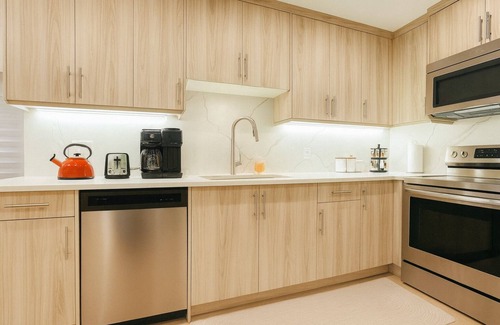 Sage Hill House | Bright 2 BR Walkout Suite | Private Entrance and Backyard | Free Parking | Quiet
