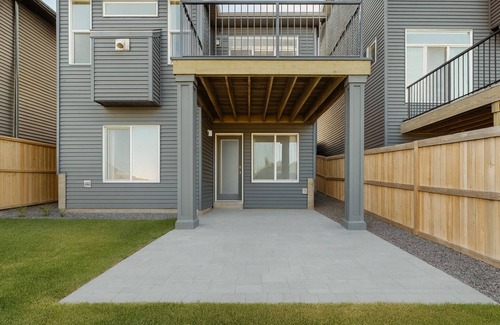Sage Hill House | Bright 2 BR Walkout Suite | Private Entrance and Backyard | Free Parking | Quiet