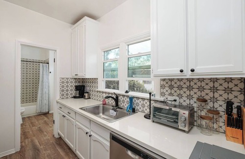Los Angeles Apartment | Bright 2BD - Walking Distance to Great Food