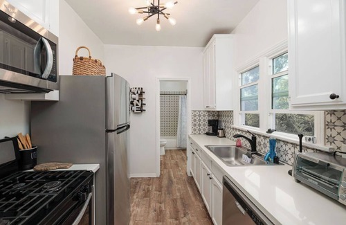 Los Angeles Apartment | Bright 2BD - Walking Distance to Great Food