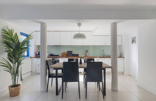 Hanger Hill Apartment | Bright 2BDR Flat w/Garden | 8min walk to Central