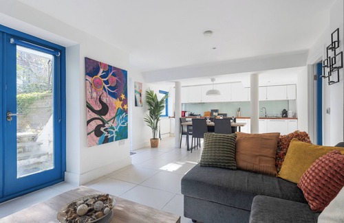 Hanger Hill Apartment | Bright 2BDR Flat w/Garden | 8min walk to Central