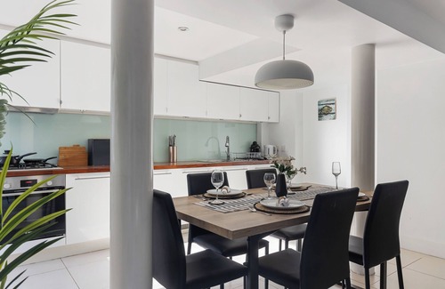 Hanger Hill Apartment | Bright 2BDR Flat w/Garden | 8min walk to Central