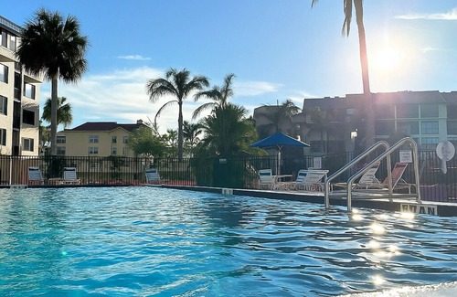 South Island Condo | Bright 2BR/2BA Walk to Beach & Shopping Canal View Large Pool & Beach Gear