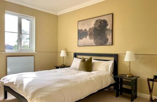 Higham Hill Apartment | Bright 2BR flat w/free parking & workspace