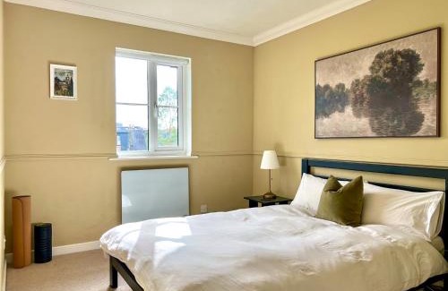 Higham Hill Apartment | Bright 2BR flat w/free parking & workspace