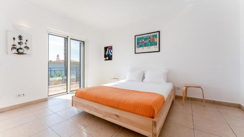 Carvoeiro Villa | Bright 3 BDR Duplex House With Pool by LovelyStay