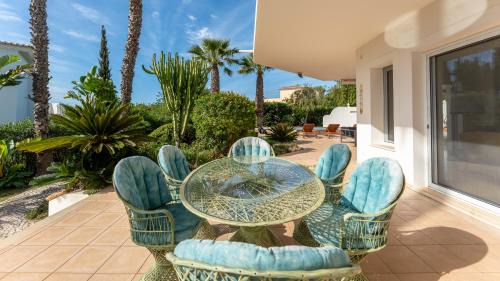 Carvoeiro Villa | Bright 3 BDR Duplex House With Pool by LovelyStay