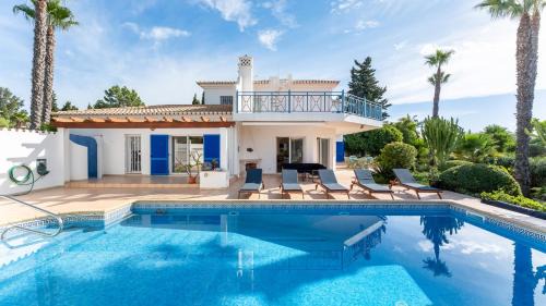 Carvoeiro Villa | Bright 3 BDR Duplex House With Pool by LovelyStay