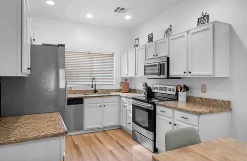 Neely Farms House | Bright 3 Bdrm w/Heated Pool! 6 min to DT Gilbert!