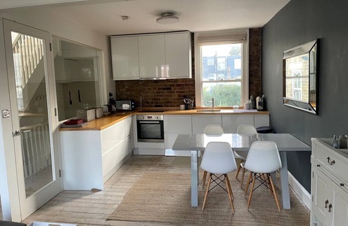 Sands End Apartment | Bright 3 bedroom design flat with terrace