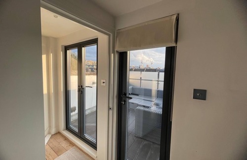 Sands End Apartment | Bright 3 bedroom design flat with terrace