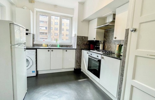 Woodberry Down Apartment | Bright 3 Bedroom flat with private balcony near Finsbury Park Wood Green London
