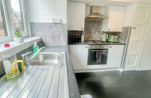 Woodberry Down Apartment | Bright 3 Bedroom flat with private balcony near Finsbury Park Wood Green London
