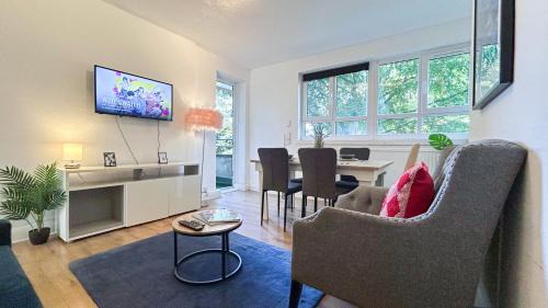 Woodberry Down Apartment | Bright 3-bedroom flat with Private Balcony and FREE WiFi near Finsbury Park , Manor House , Highbury , Islington